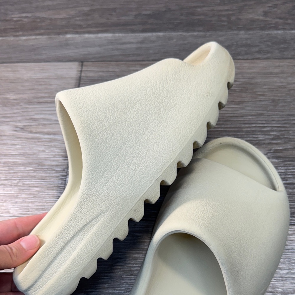 Adidas Yeezy slides Cream / woman’s size 7 (j226) - Picture 6 of 8